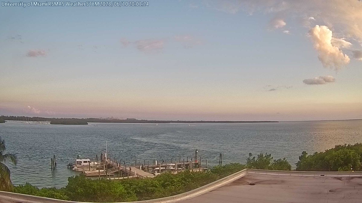 RSMASWxSTEM's tweet photo. U of Miami Rosenstiel School at sunset and it's 83.5 F. https://t.co/tXTvLUwxAH