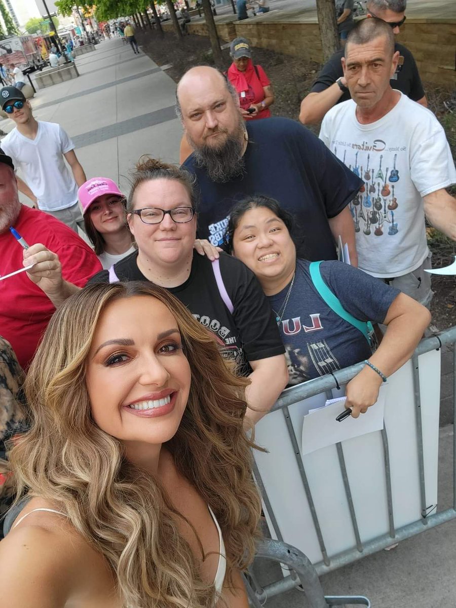 Thank you @carlypearce for taking the time to stop and meet us at #CMAFest #FanFairX
