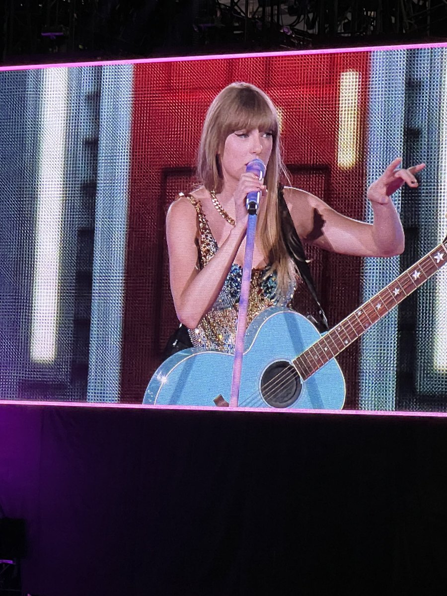 AGdreamer07's tweet photo. Is this a new guitar? It’s usually pink!? @taylorswift13 @taylornation13 #TSTheErasTourDetroit #DetroitTheErasTour #TSTheErasTour https://t.co/ljPBhochrd