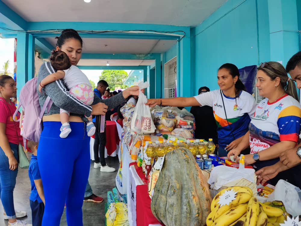 AlimentosBol1's tweet photo. #JUN10| Más de 24 CLAP de Padre Pedro Chien fueron abastecidos con alimentos, ofreciendo más de 5 toneladas métricas de productos de la dieta diaria @NicolasMaduro @amarcanopsuv https://t.co/ECYPjETphC