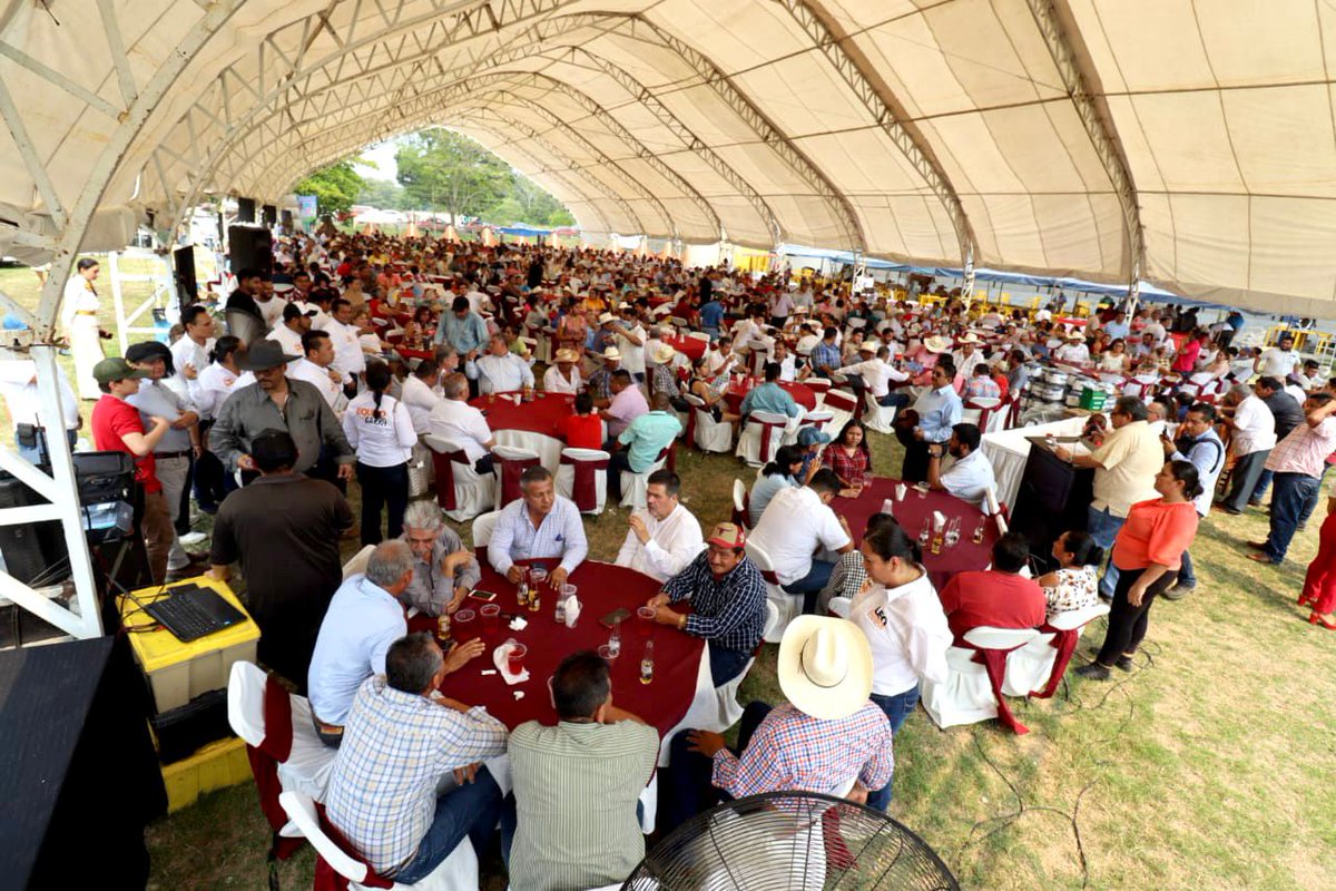 TabascoJavier's tweet photo. Tuvimos un buen encuentro con nuestros amigos ganaderos, que son fundamentales para la economía y desarrollo de #Tabasco; agradezco el recibimiento de Eulalio Isidro, de la Ganadera de Cárdenas, y Adán Merodio, presidente de la Unión Ganadera Regional de Tabasco (UGRT). https://t.co/OHYWrhHr6F