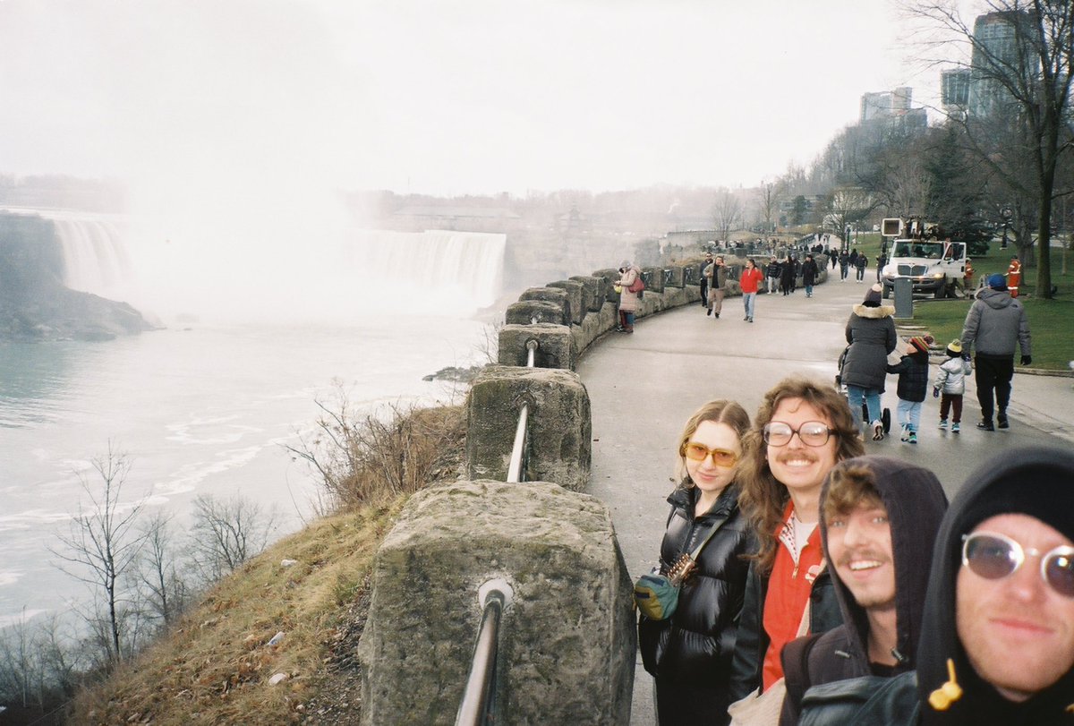 some cute little pics from tour 

📸: jakob