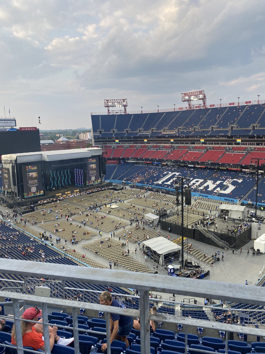 oonic0rn's tweet photo. Saturday night at CMA! Travelled 18hrs to be here! #ChevyCMA @CountryMusic https://t.co/LBDzJzjUu1