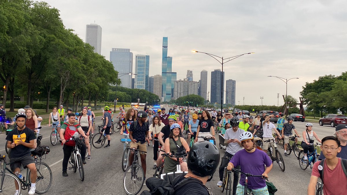 north0fnorth's tweet photo. WE JUST JAMMED MICHIGAN AVENUE AND DUSABLE LAKE SHORE DRIVE TO PROTEST CHICAGO’S ABYSMAL BIKE INFRASTRUCTURE @bikegridnow https://t.co/wWcPCRusDX