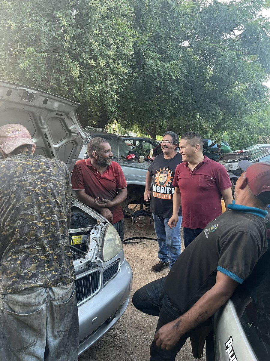 Ahora estamos en los chaguaramos con José Luis Galindez Presidente de @aguasdecojedes reunidos con su gente buena quienes nos plantean el problema del agua blancas . Vamos conversar con los hermanos de @Hidrocentro2011 para resolver este terrible mal. Los quiero y los respeto.