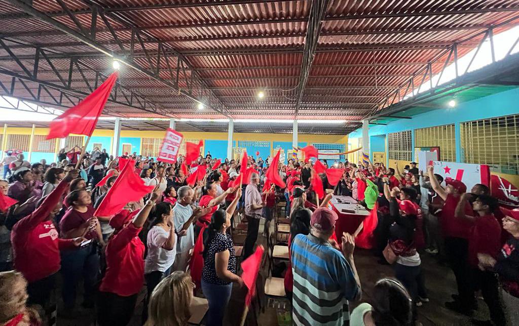 Galindez_vzla's tweet photo. Seguimos fortaleciendo la estructura media y de base del @PartidoPSUV - #DeltaAmacuro // Hoy visitamos 6 parroquias donde desarrollamos extraordinarios encuentros de trabajo. ¡Vamos Pa’lante! 

 #VenezuelaGaranteDeLosDDHH https://t.co/YnICCqobL2