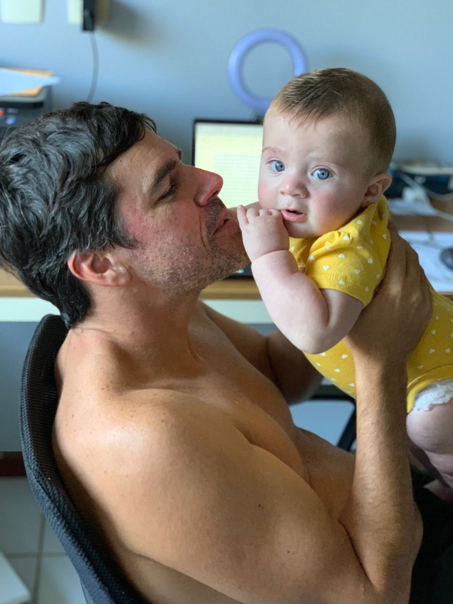 Pausa no trabalho nesse sábado. 6 meses com a Isabel 🙏