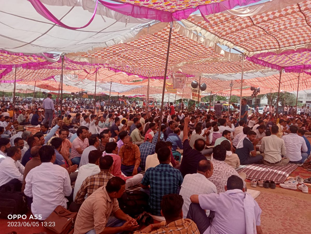 MOHAN1028LF's tweet photo. बोला था न कि आप मांगते मांगते थक जाओगे लेकिन में प्रदेश के मंत्रालयिक कर्मचारियों को कुछ नहीं दूंगा-@ashokgehlot51 
साहब आप हमसे दूर भागते भागते थक जाओगे लेकिन हम भी शिप्रापथ से तब तक नहीं उठने वाले जबतक आप हमारी वित्तीय मांगो के आदेश नहीं कर देते- प्रदेश का #मंत्रालयिक कर्मचारी। https://t.co/QrNpk46AYZ