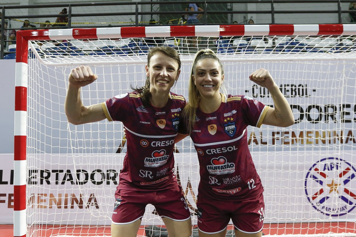 LibertadoresFS's tweet photo. 🏔️🏔️ Paredão duplo! As goleiras do #SteinCascavel seguraram a artilharia adversária na CONMEBOL #LibertadoresFutsalFEM e fizeram a equipe brasileira ser a primeira a chegar a uma Final sem tomar gols. 

🧤 Julia
🧤 Gi Contri https://t.co/N9KqeAdZcR
