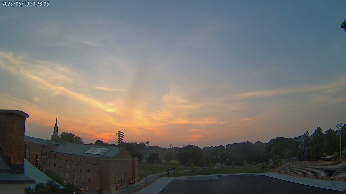 WakeForestWx's tweet photo. Wake Forest University at sunset and it's 78.3 F. https://t.co/lWt8ZlGFAJ