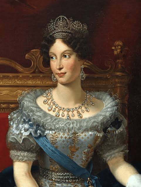 zanasdesigns's tweet photo. Napoleon commissioned this diamond necklace for his 2nd wife, Marie-Louise, for the birth of their 1st son. It featured 234 diamonds: 28 old mine-cut, a fringe of nine pendeloques, 10 briolettes. The necklace cost the equivalent to the Empress's entire annual household budget. https://t.co/WKAq6bjplh