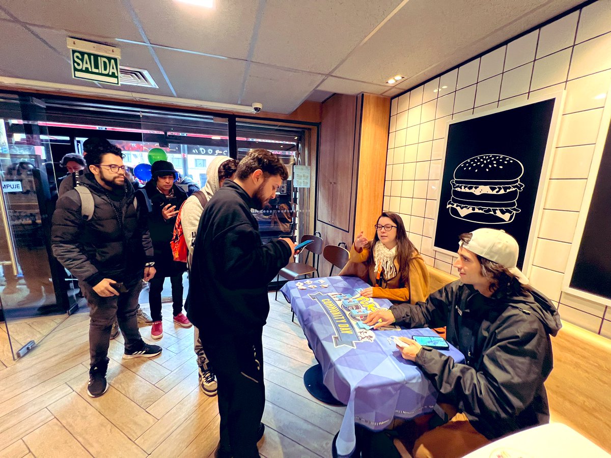 pokestgo's tweet photo. Hoy tuvimos un Meetup increíble en @McDonalds_Cl. Disfrutamos de una deliciosa sorpresa, códigos promocionales  y aprovechamos de realizar Incursiones de Articuno Oscuro. 

¡La mejor previa del #PokemonGOCommunityDay!  #PokemonGO https://t.co/Ct7wwCbRQo