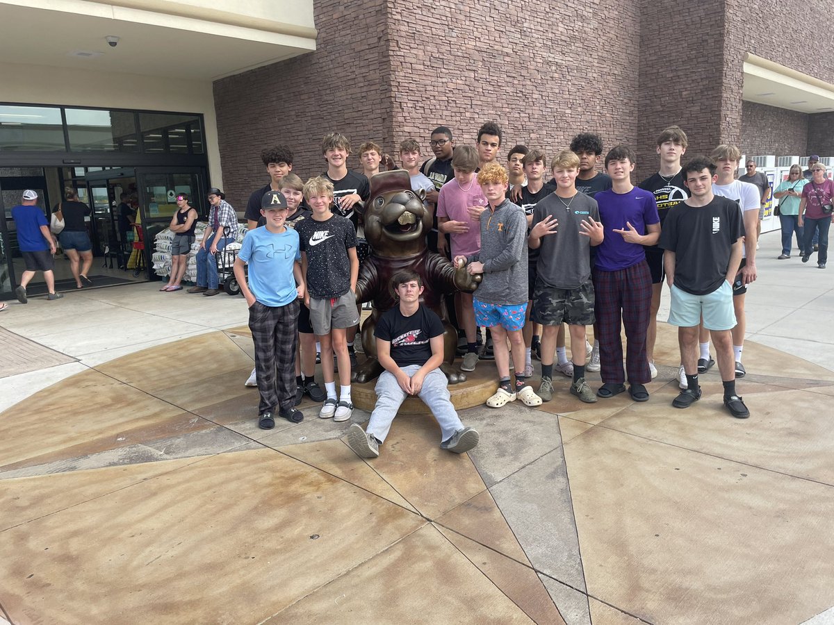 The Tiger’s take on Buc-ee’s #Family #ArdmoreHoops 🐅🏀🐅🏀