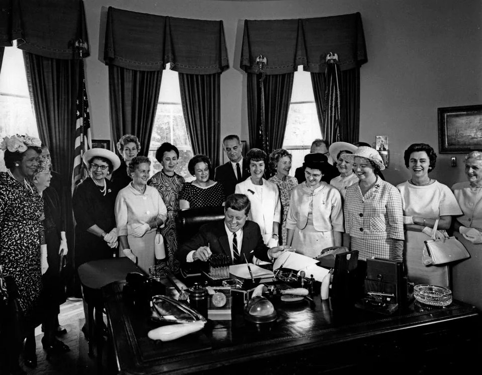 #OTD 1963: The #EqualPayAct was signed in to law by President #JohnKennedy. It was one of the first federal anti-discrimination laws that addressed wage differences based on gender. presidency.ucsb.edu/documents/rema… #WomensHistory #USHistory