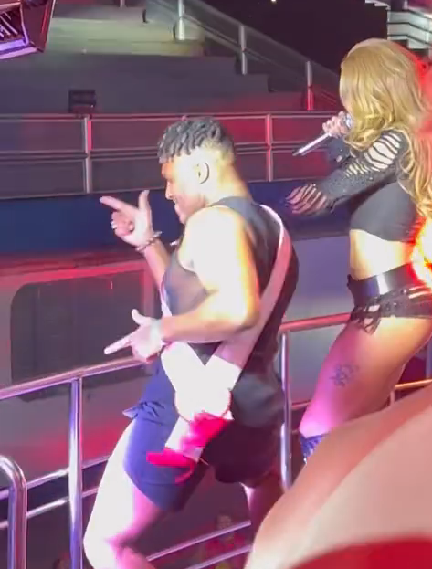 ChiaraGibbin's tweet image. Dr Fred Nicácio no palco com a Pablo Vitar, recebendo todo carinho que merece!
#prid