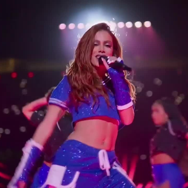izmoiseis's tweet photo. De um lado temos a anitta que se apresentou na champions mostrando que é a maior do brasil e do outro a Emily Garcia com um martelo na mão e perguntando "tá com medo do quê"

Divas que hoje fizeram história https://t.co/n3WWLrM8Jp