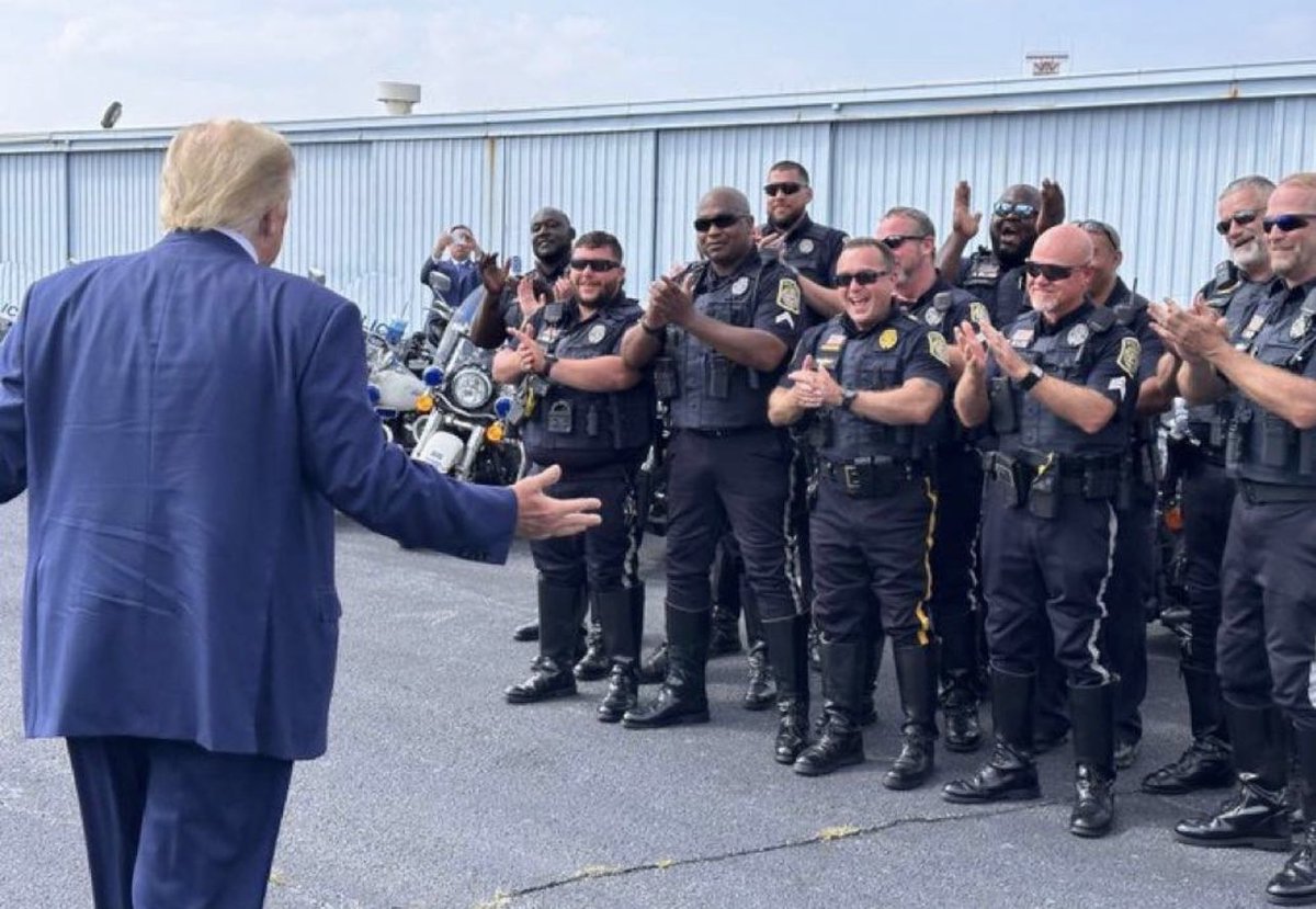 Hmmmm….. 🤔 doesn’t look like the police buy Trump is a big bad criminal.