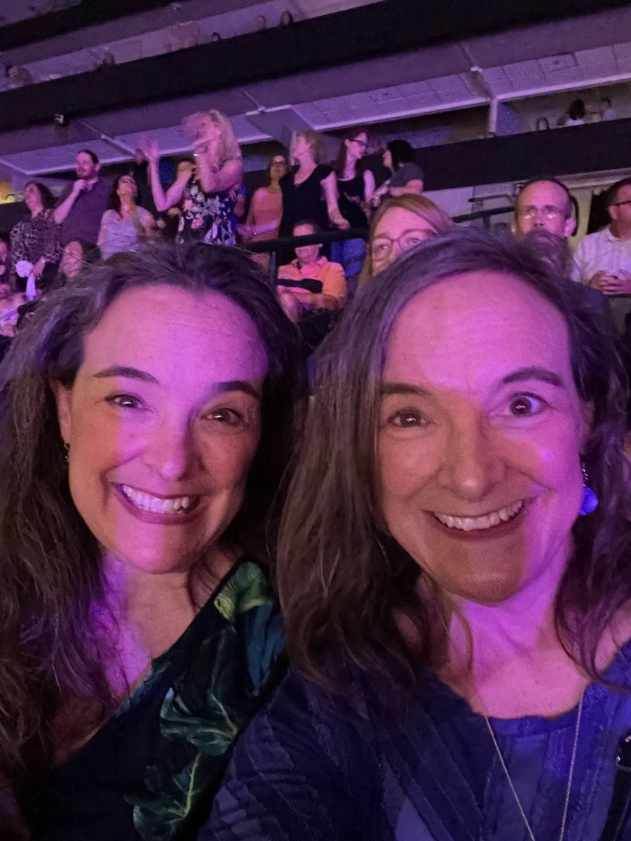 Ready for a few hours of pure bliss!! 🥳 As excited as when we were in 16! 

#duranlive #ddfuturepasttour