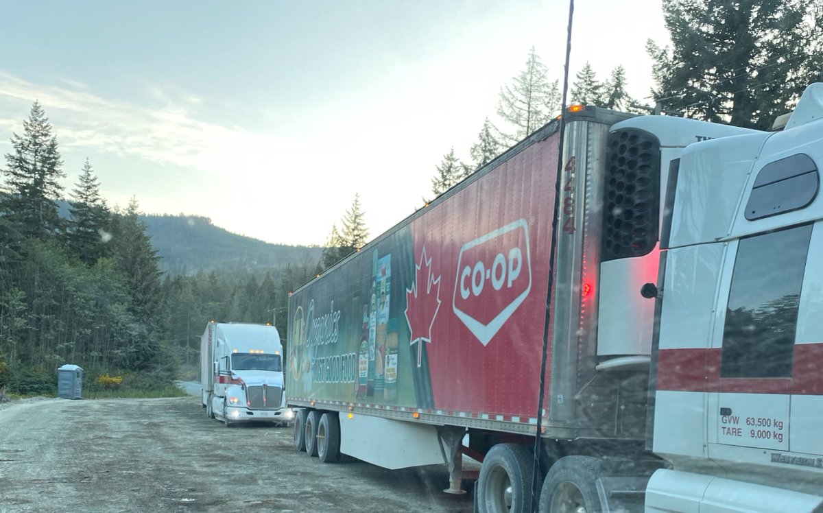 A priority for #BCHwy4 detour route will begin Sun. June 11 with 4 piloted convoys for commercial vehicles along the detour route.
Other drivers will be placed behind the convoys to support the movement of essential supplies. #BCTrks #BCWildfire
Details: bit.ly/3Nmirh9