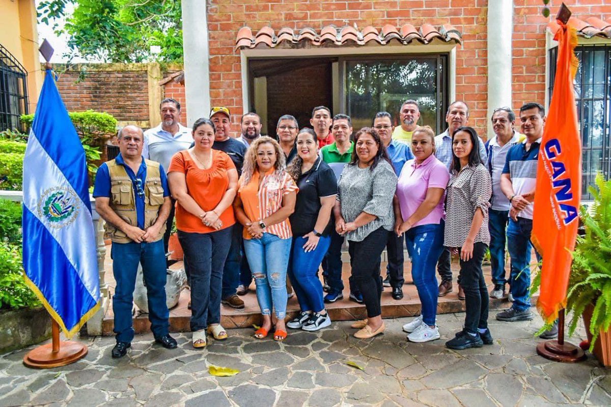 GANAOFICIAL's tweet photo. Directora Departamental de #LaLibertad, @JanetGonzalezSV, junto a representante de nuestro Directorio Nacional sostuvieron reunión con líderes del departamento para planificar el trabajo político de cara a las próximas elecciones 🗳️ 

🔸Vamos a mantener nuestra presencia naranja en todo el departamento, somos la opción justa y digna. 🧡🇸🇻

#SomosGANA #ElNaranjaSePrepara