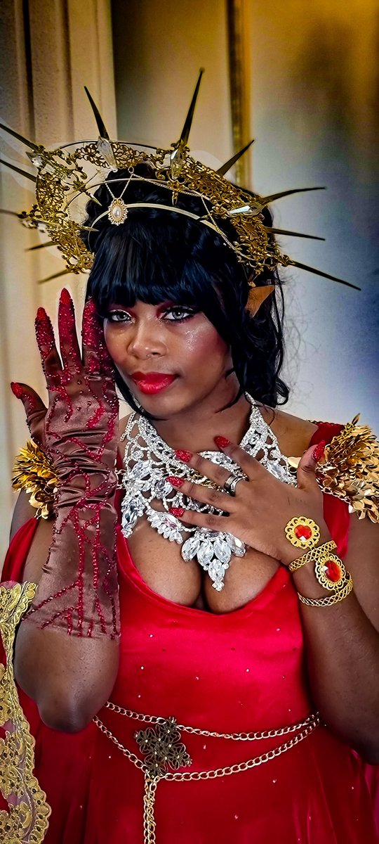While I know Fëanor's oath was kind of dreadful, its still a beautifully worded poetic promise of revenge 🤷🏾‍♀️ 
#cosplay #Fëanor #silmarillion #lotrcosplay #tolkiencosplay #metgalacosplay