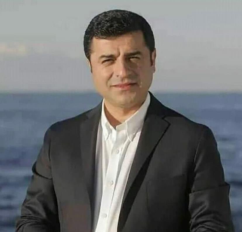 SoressevenDEM's tweet photo. Selahattin Demirtaş’ın adını anmadan önce besmele çekeceksiniz
Tertemiz bir insandır, merttir, yüreklidir, cesurdur
Halkına ve değerlerine bağlıdır
Hırsızlık yapmamış, çalmamış çırpmamış, o ülkede çetelerle kirli ilişkiler içinde olmamış 
Kimsenin malına mülküne el koymamı, kimsenin toprağına göz dikmemiş
Mert KÜRT bireyidir
Kürt halkının değerlerinden birisidir.
Nokta