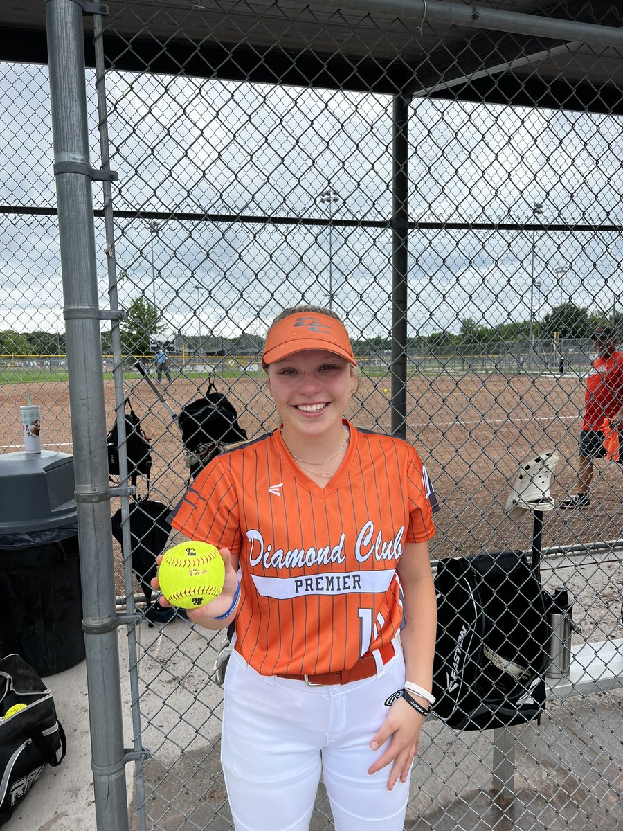 dc_fastpitch's tweet photo. 2024 uncommitted 3B/UTL Annabelle Alena hits a monster grand slam at the @usasoftballkc NSC Recruiting Tournament. https://t.co/KH8zKCAD9V