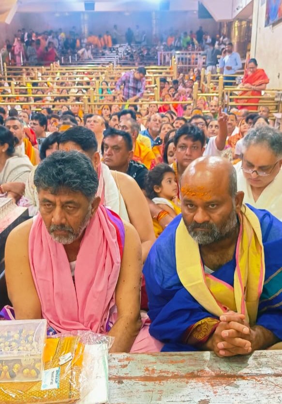 जय श्री महाकाल..🙏

कर्नाटक के उपमुख्यमंत्री और कांग्रेस के फायर ब्रांड नेता परम् आदरणीय श्री <a href="/DKShivakumar/">DK Shivakumar</a> जी के साथ आज प्रातः भस्म आरती में सम्मिलित हुआ।

भगवान श्री महाकालेश्वर जी कृपा सभी पर सदैव बनी रहे।