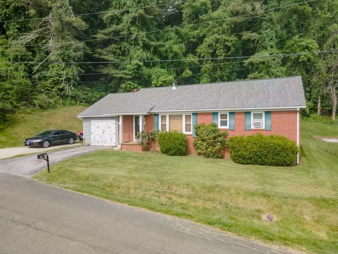 RalphJosep042's tweet photo. New listing in Galax, VA!
108 Brookwood Dr Galax, VA 24333
2 BR | 2 BA | 1316 SqFt | 0.30 Acres | $150,0000
josephralph042@gmail.com 

https://t.co/ZguPUyf20o https://t.co/eKewPPdlp3
