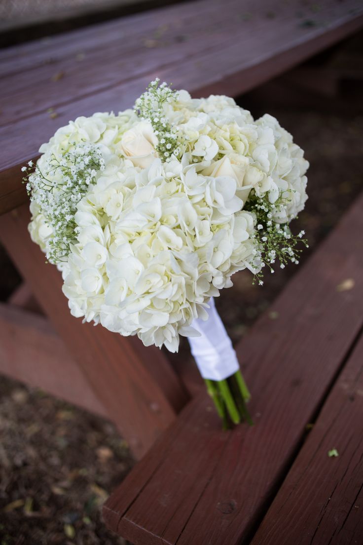 💕 Love this simple DIY wedding bouquet of hydrangeas and baby's breath, don't you?  #MKEFlowerMarket