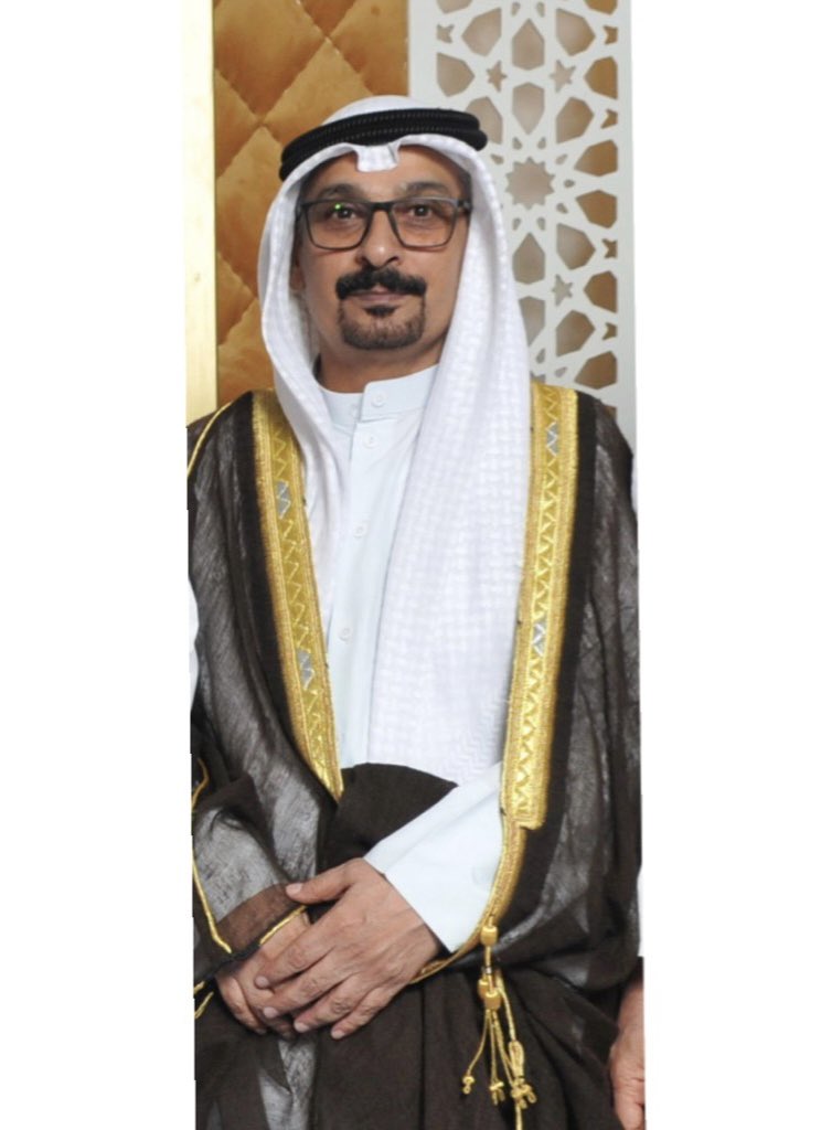 سلامي على اللي بالمواقيف مايحتار
يبرّد ضمير اللي به النار مشبوبه

مجمل بني عمه وله بالعرب مقدار 
ولا يحرج العالم بتغييرة اسلوبه 

كريم العطايا مكرم الضيف والخطار
وفزاع للي من عنا الوقت منكوبه  :)

الوالد / جمعان عبدالله الرديعان 🤍 .