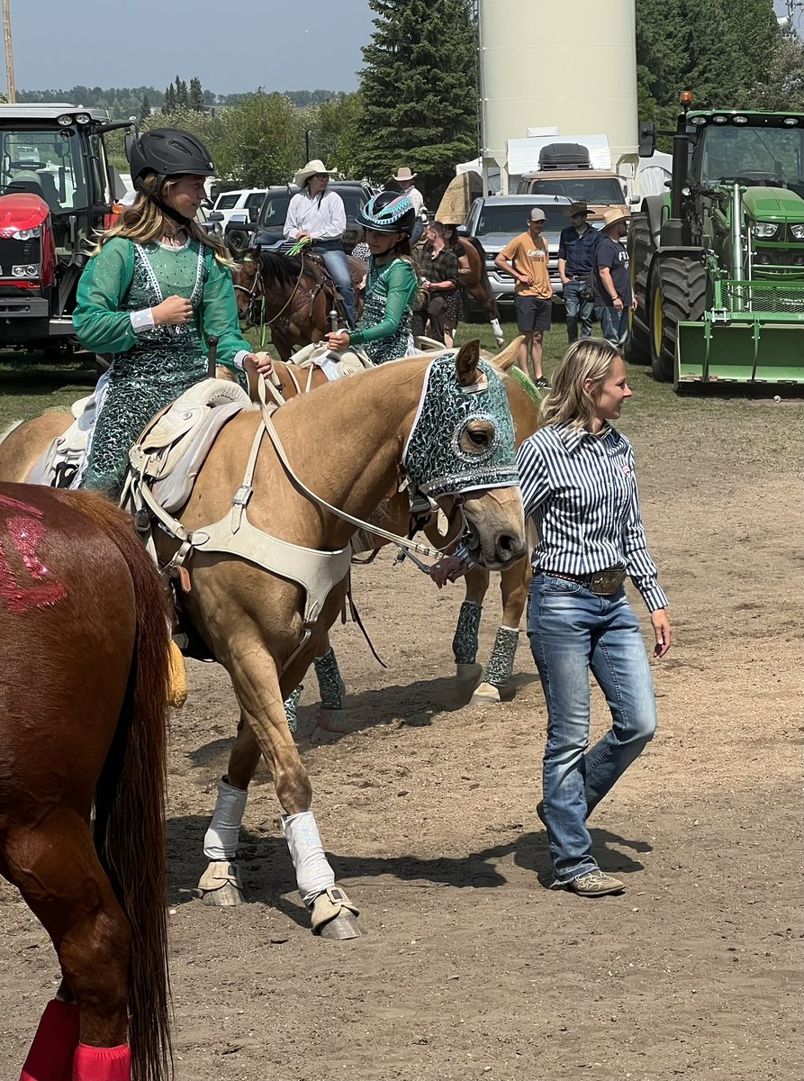 RAMRodeoReport's tweet photo. Rhye Miller following her mom, Amber’s footsteps by performing at the @rodeo_lea on the same horse, Ice, her mom used for many years as part of the Graham Sisters. As a bonus, they watched dad, @TyMille33870704 split the SW lead just minutes before Rhye performed. https://t.co/I5GTZ1SICW