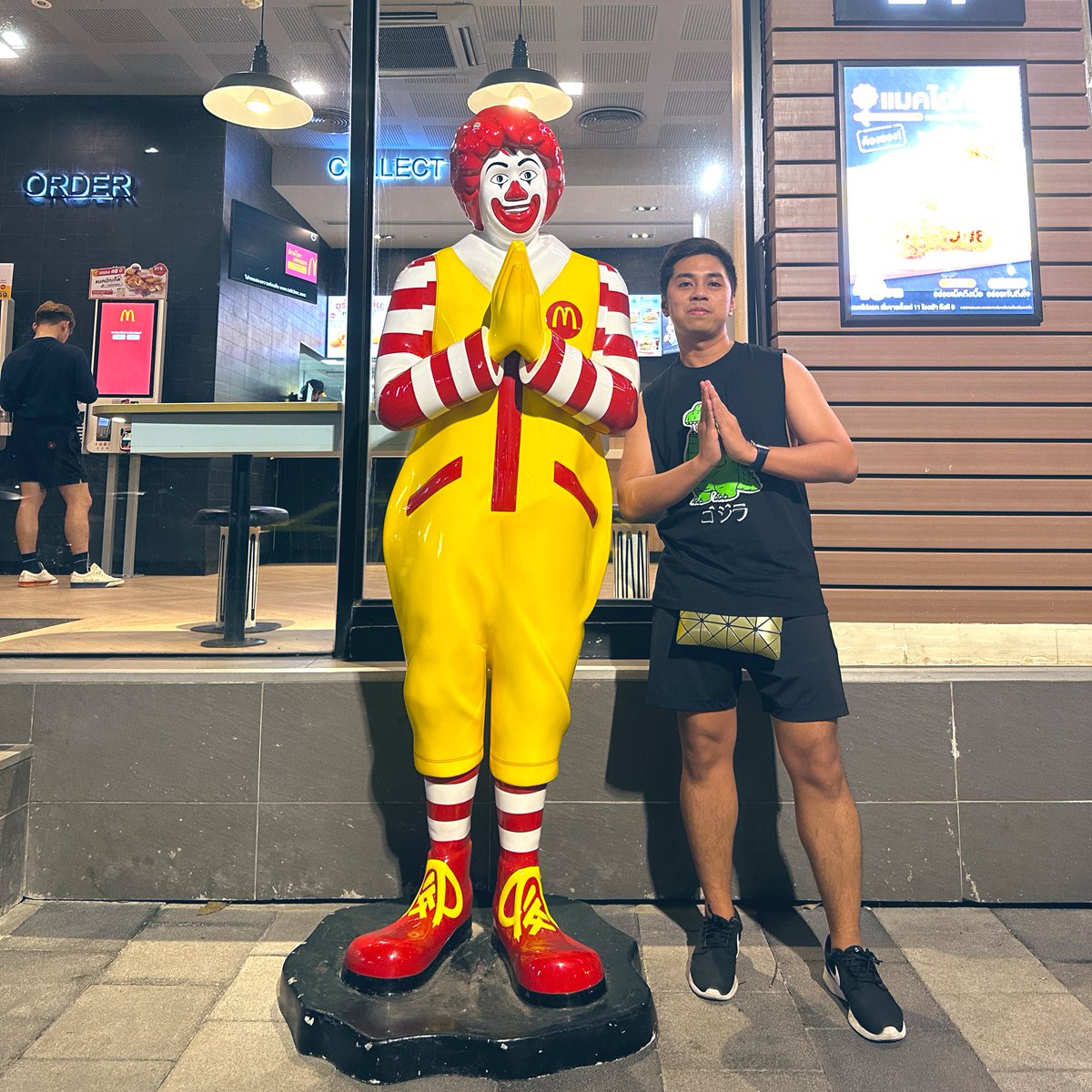 Raphyde's tweet photo. Yung nagbar ka kagabi tapos paglabas mo Sunday na! Happy Sunday po! 🙏🏼 Haha
#Bangkok #DJStation #Thailand https://t.co/3mLC5heaNm