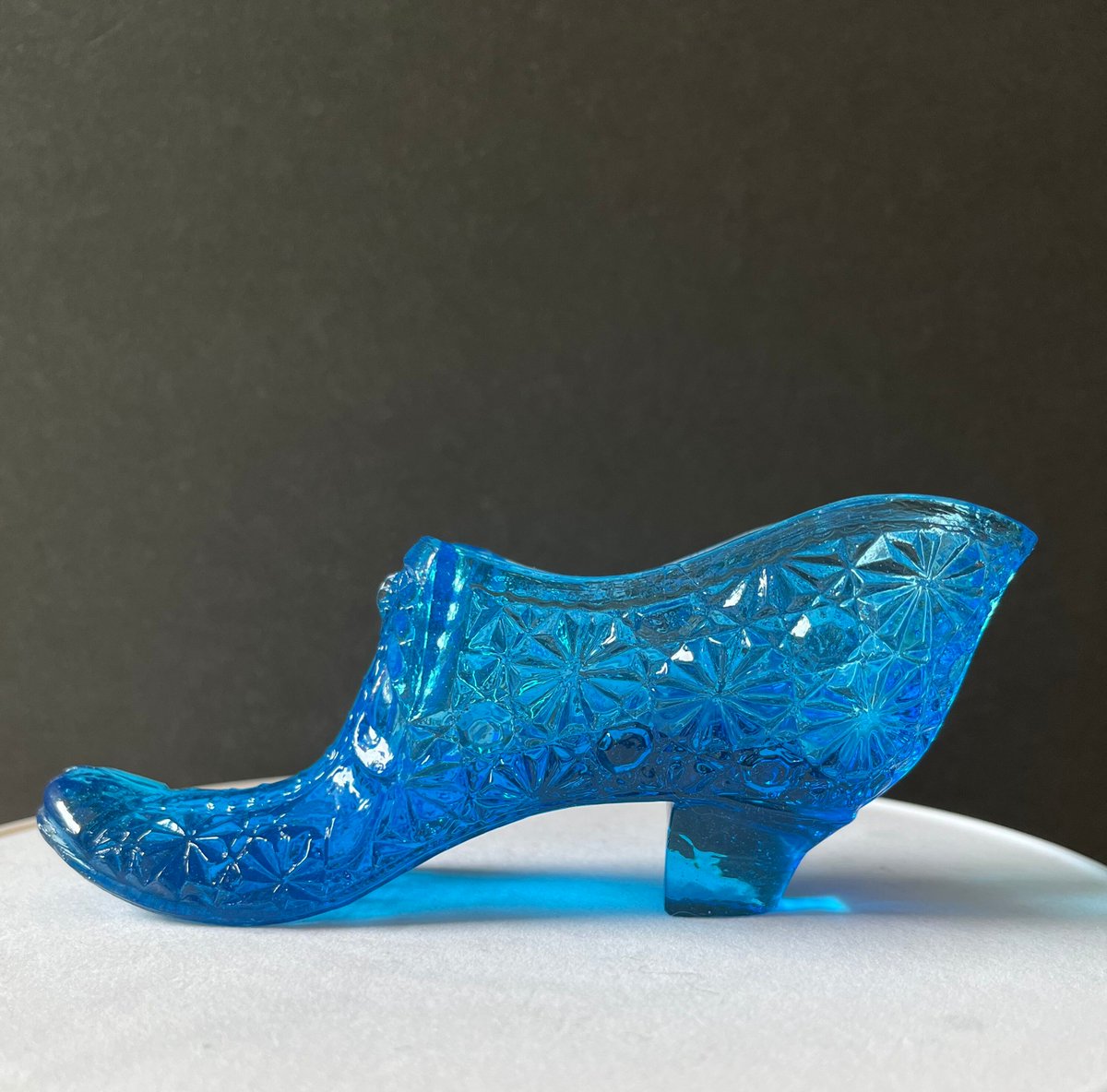 janntcoles1's tweet photo. Excited to share the latest addition to my #etsy shop: Fenton Blue Daisy and Button Shoe With Bow https://t.co/GYw41huVwm #blue #vintagefenton #fentonshoe #daisyandbutton #blueglassshoe #colescottagecreation #fentonglass #fentonslipper #mothersdaygift https://t.co/6XcGJLgiDO