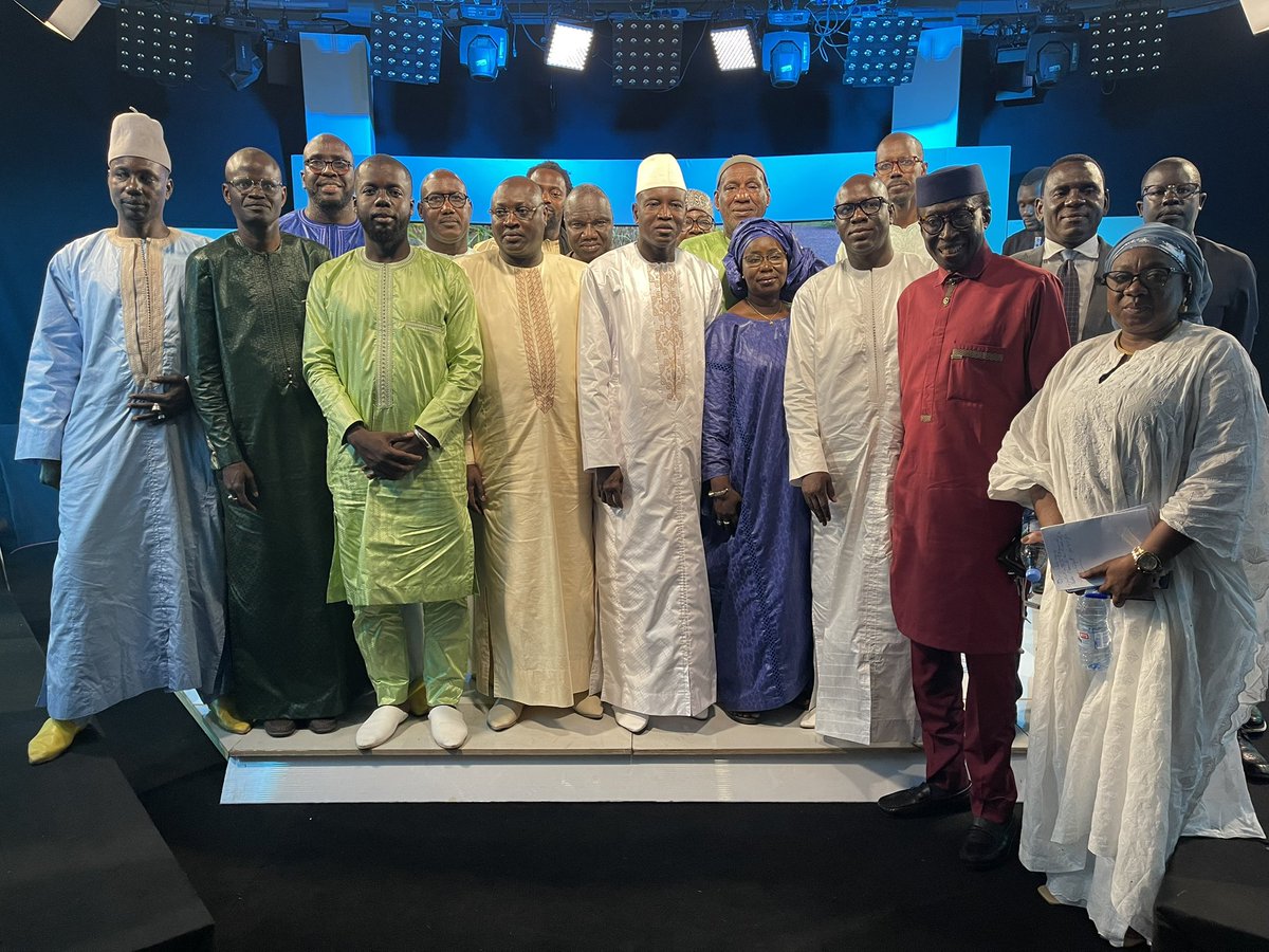 MamadouAichaNd1's tweet image. 🇸🇳Émission télévision #rts1 et #2stv sur la campagne agricole #2023,le Ministre de l’#agriculture, #Alyngouillendiaye, les représentants des organisations, ses collaborateurs, les journalistes en photo de famille.
#souverainetealimentaire #equipementrural #maersasn #kebetu