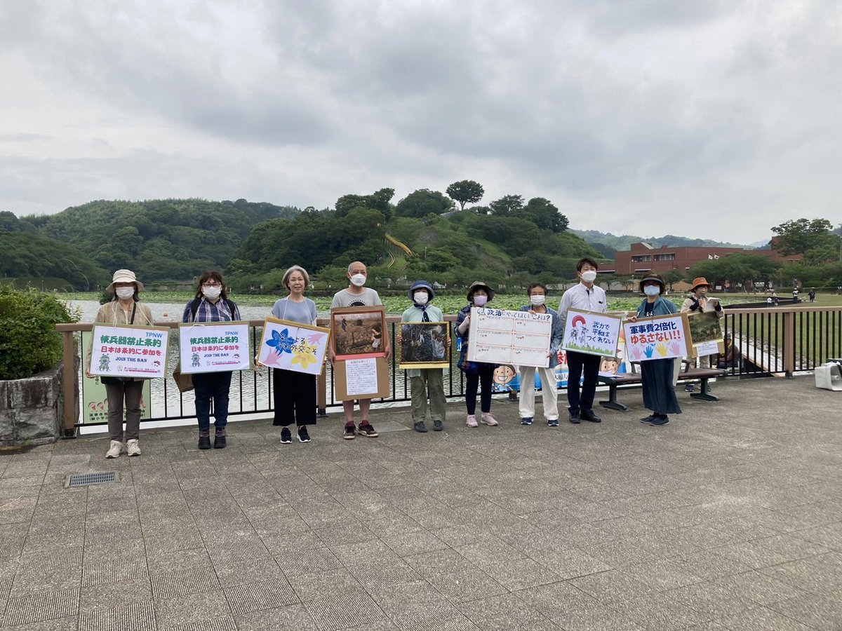 ObataMichiyo's tweet photo. 久しぶりに蓮華寺池行動。毎月第二週土曜日、各界連行動として、新婦人、民商、平和委員会が行っています。11人参加で新婦人6人、民商5人で30分ずつ訴えと署名集め。核兵器禁止条約に日本も参加を求める署名は6筆。この日は、シール投票も行いました。政治にやって欲しい事は？可愛い子も参加。 https://t.co/oQZqluapYB