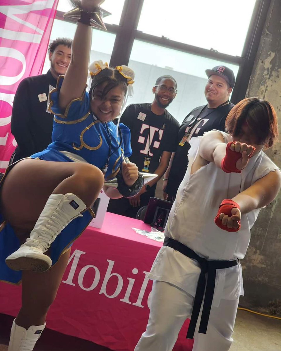 MagentimusPrime's tweet photo. @TMobile at Brooklyn Comic con https://t.co/OvuhtyQFKa