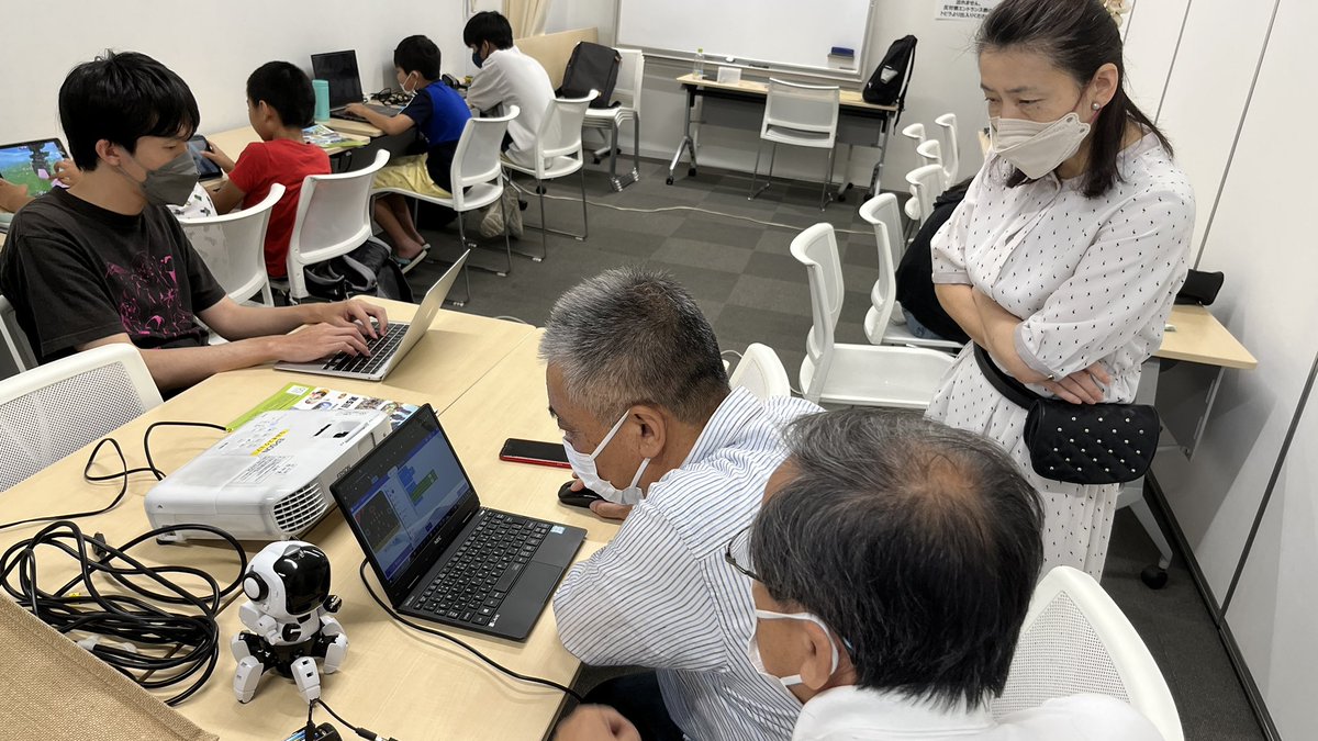 Tebasaki_lab's tweet image. CoderDojo香椎、始まりました!
いつものメンバー。テラリア、マイクラ、ウディタ、マイクロビットなどやってます。
自分はFlutterでスマホアプリ作ってます💪
#CoderDojo
#CoderDojoJapan
#CoderDojo香椎