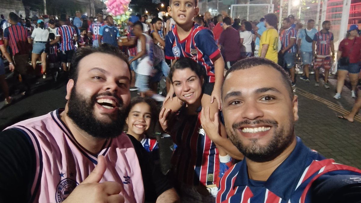 renatojrribeiro's tweet photo. @bcbigode olha quem encontramos na saída da fonte apos o jogo do Bahia. @LocutorRafaLeal gente fina ao extremo obrigado pela atenção a mim e minha família. https://t.co/oAy0ytuQZm