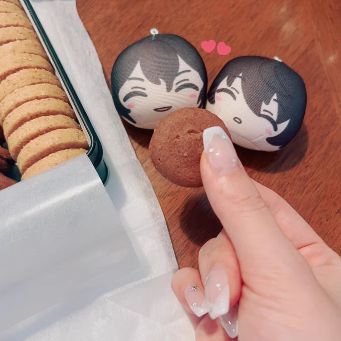 「かっこいい缶がとどいたぞい」 #本日の朔間とチョコ