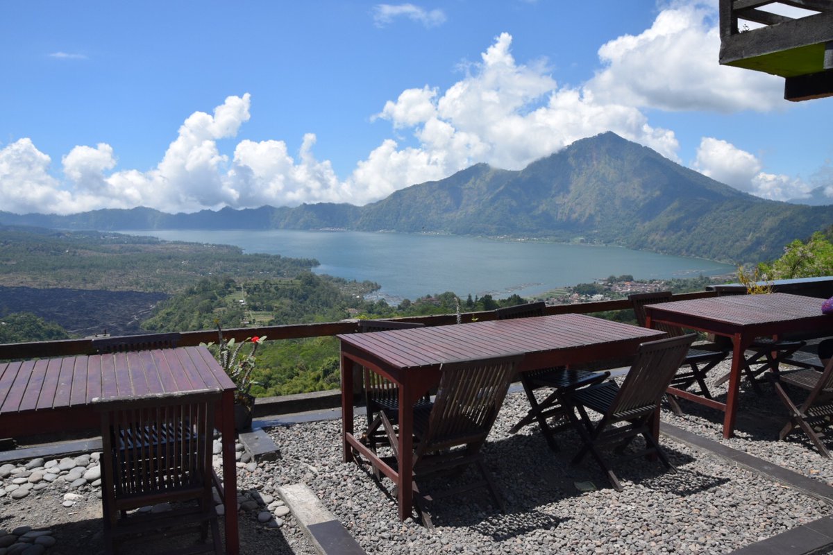 The Stunning Views at Warung Baling-Baling - lookatourworld.com/the-stunning-v… #travel #lookatourworld #travelbloging #travelbloggers #bali #indonesia