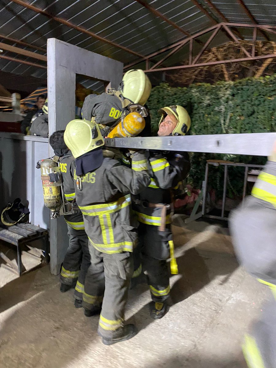 Este fin de semana en campo de entrenamiento de <a href="/Decima_nunoa/">10º Bomberos Ñuñoa</a>  se realiza curso RIT para voluntarios de la decima compañia de Bomberos Metropolitano Sur.
<a href="/BomberosNunoa/">Cuerpo de Bomberos de Ñuñoa</a>
<a href="/comandante_cbn/">Comandante CBÑ</a>