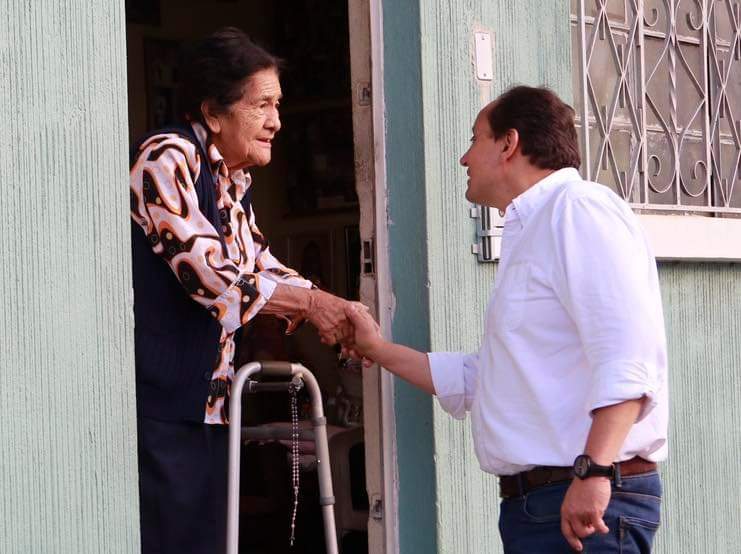 CanelaGonzalezD's tweet photo. Los vecinos de La Reformita de zona 12 lo tienen claro, la opción de #ElCambioDeVerdad es la que elegirán este 25 de junio. ¡Gracias por su confianza, se respiran vientos de cambio en Guate!
.
.
.
#RobertoGonzalez #Canela #PartidoCreo #Creo #CiudadDeGuatemala #Guatemala #Guate #Elecciones2023