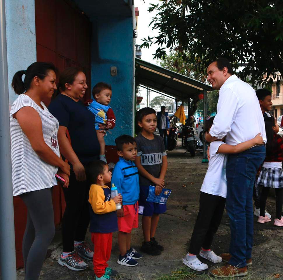 CanelaGonzalezD's tweet photo. Los vecinos de La Reformita de zona 12 lo tienen claro, la opción de #ElCambioDeVerdad es la que elegirán este 25 de junio. ¡Gracias por su confianza, se respiran vientos de cambio en Guate!
.
.
.
#RobertoGonzalez #Canela #PartidoCreo #Creo #CiudadDeGuatemala #Guatemala #Guate #Elecciones2023