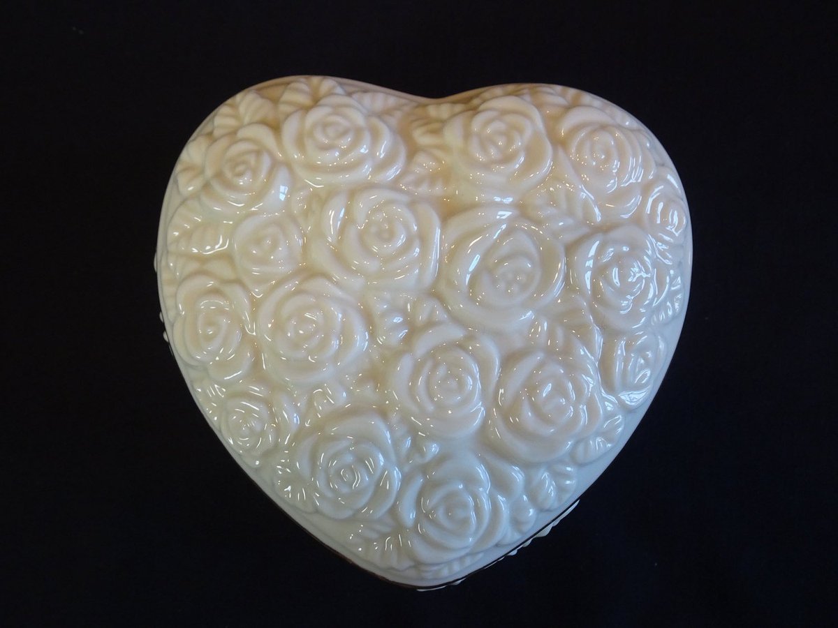 #Lenox Embossed Roses Heart Shaped Trinket Box #Vintage Symbol of Love Floral Design Covered Dish #vintageetsy #etsy #etsyvintage #trinketbox #vintagetrinketbox
Order here etsy.com/listing/148995…