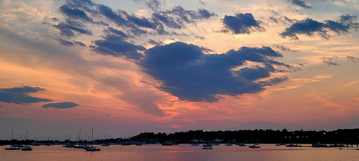 Goodnight Long Island! A Glorious Sunset over Manhasset Bay. #goodnightport #goodnightlongisland #sunsetsofmanhassetbay #jeffstonephotography #sunsetphotography #portwashingtonny #manhassetbay