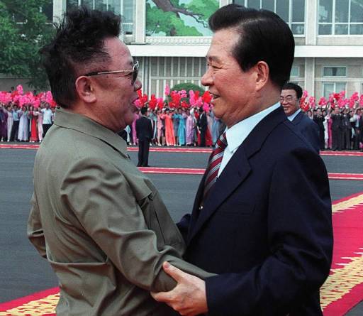 13 June 2000: #President Kim Dae-Jung of South Korea and #Dictator Kim Jong-il of North Korea begin the first ever inter-#Korea summit in the North Korean capital of #Pyongyang. #history #OnThisDate #ad bit.ly/3rdxeQQ amzn.to/30yJn5z