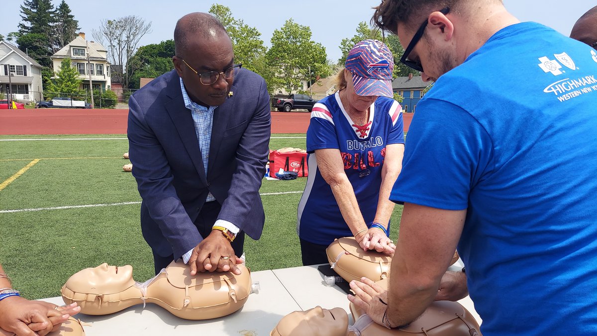 AHANewYork's tweet photo. What a great day we had with the @BuffaloBills training hundreds MORE people in Hands-Only CPR at Johnnie B Wiley Pavilion in Buffalo! We're building a Nation of Lifesavers! #CPRSavesLives #3ForHeart https://t.co/zojHUz1VkB