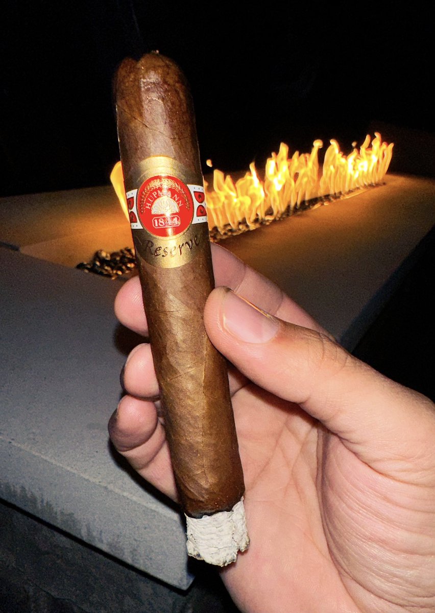 MRmidwestcouple's tweet photo. Oh this is fantastic. Enjoying this. #Smoke #Cigars #CigarLife #BOTL #hUpmann #Fire #FireTable #Outside #Patio #relaxing #Saturday https://t.co/UJnP5cRAzj