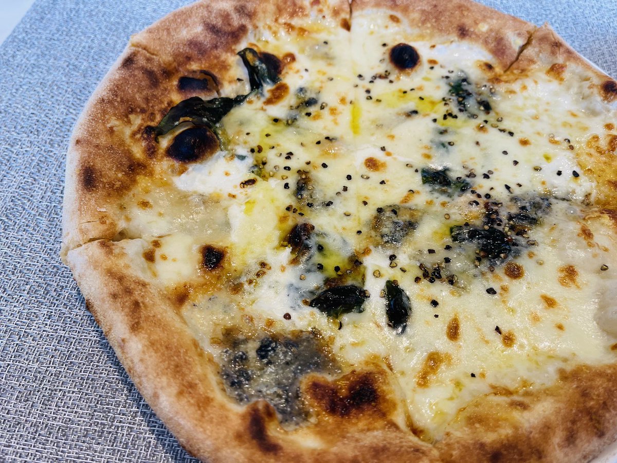 hiromi_t_1229's tweet photo. 結婚記念日𝐿𝑈𝑁𝐶𝐻𐂐𖠚ᐝ
٭𓂃𝐶𝑂𝐷𝐴 𝑅𝑂𝑆𝑆𝐴𓂃٭
バーニャカウダとマリナーラとクアトロフォルマッジをシェア𓌉◯𓇋
今までの人生で食べたピザの中で1番好き❤︎
#結婚記念日
#CODAROSSA
#熱海 https://t.co/mZIEIE4mcy
